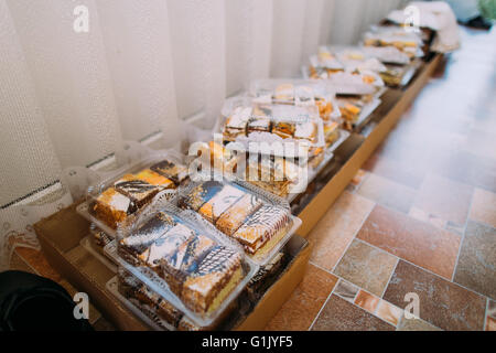Linie von transparenten Kunststoff-Boxen, gefüllt mit leckeren Schweiß Snacks für catering Stockfoto