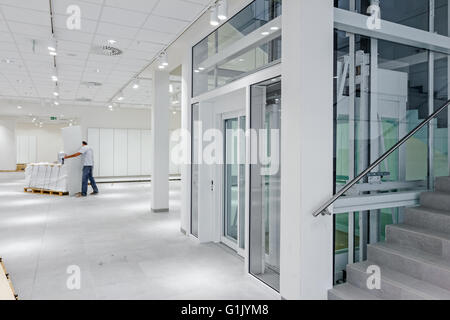 Sehen Sie auf der Treppe und Glas Aufzug in ein modernes Businesscenter. Stockfoto
