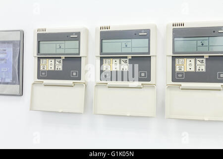 Smart-home-Automation: Wand-Display zeigt Haushalt Verbrauch im Zusammenhang mit der Temperatur und Heizung. Stockfoto