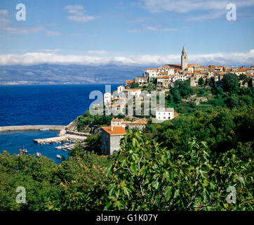 Vrbnik auf dem Hügel. Kleine historische Stadt auf der Insel Krk in Kroatien Stockfoto