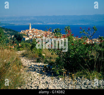 Vrbnik auf dem Hügel. Kleine historische Stadt auf der Insel Krk in Kroatien Stockfoto