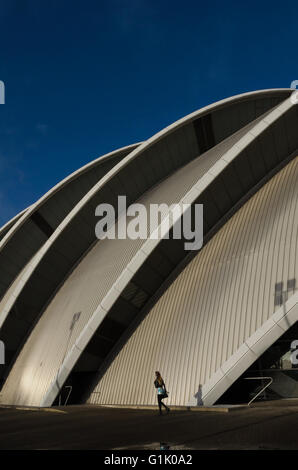 SECC Glasgow - Clyde Auditorium - auch bekannt als das Glasgow-Gürteltier. Aufrecht mit einer einzigen Figur in der Silhouette. Stockfoto