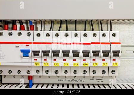 Automatische Sicherung elektrischer Steckverbinder in Stromleitungen Innenseite Schalter Bedienfeldplatine. Stockfoto