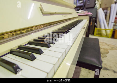 Nahaufnahme der Schlüssel auf einem weißen Klavier im Speicher Stockfoto