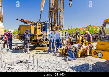 Demontage, Montage oder Austausch Ersatzteile Getriebe von den Baumaschinen. Stockfoto