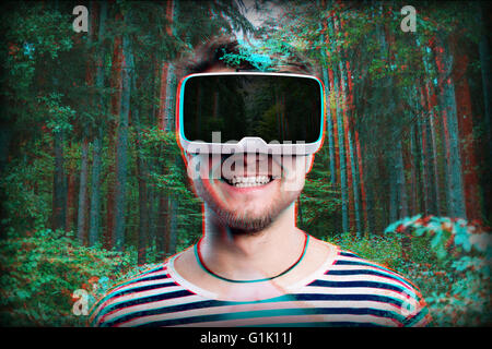 Mann mit virtual-Reality-Brille. Grünen Wald. Stockfoto