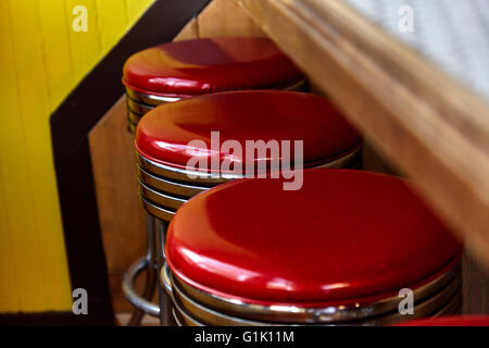 Drei rote Vintage-Stil-Barhocker im café Stockfoto