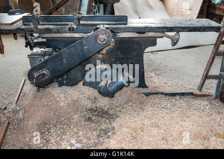 Alte und gebrauchte Hobelmaschine in der Tischlerei Stockfoto