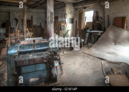 Alte und gebrauchte Hobelmaschine in der Tischlerei Stockfoto