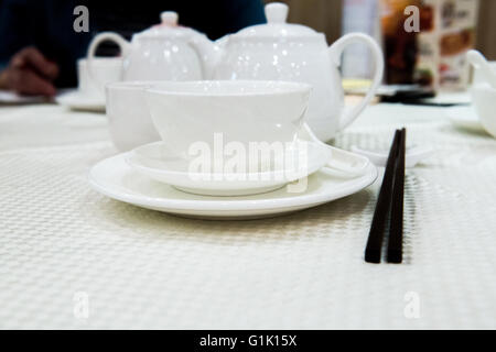 Weiße Teekanne und Tassen auf ein chinesisches traditionelles Abendessen in einem restaurant Stockfoto