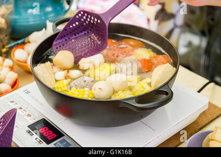 traditionellen Stil der heißen Topf kochen in asiatischen Ländern Stockfoto