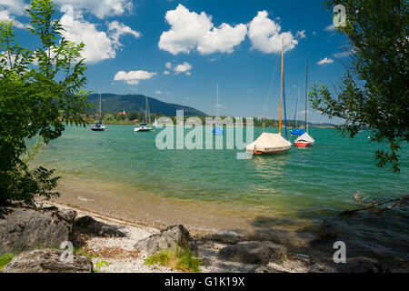 Boote am See Tegernsee in der Nähe von der Stadt Rottach-Egern in Bayern - Deutschland Stockfoto