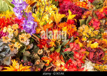 Große Ansammlung von farbigen Blumen am Markt Stockfoto