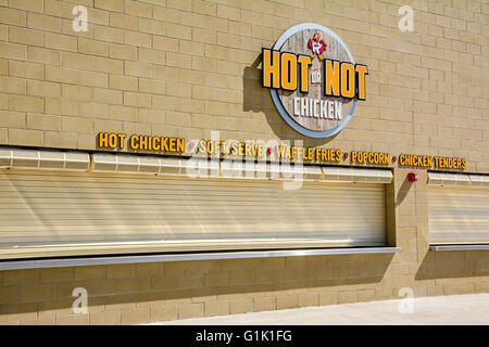 Heiß oder nicht Huhn Getränkestand an Sporting Ort wirbt, bietet er weiche dienen, Waffel Pommes frites, Popcorn & Chicken Tenders Stockfoto