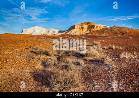 Die Ausreißer-Reserve in der Nähe von Coober Pedy, Südaustralien. Farbenprächtige Landschaft mit abgeflachten Tafelberge in steinigen Kauderwelsch Wüste Stockfoto