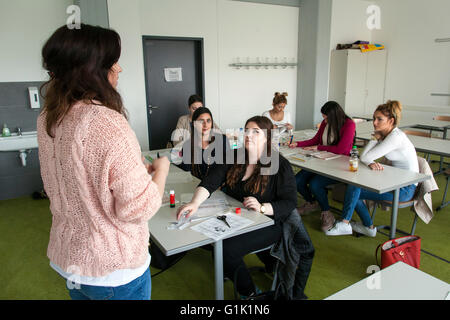 Studentinnen in einer Berufsschule während ihrer Ausbildung zur Kosmetikerin. Stockfoto