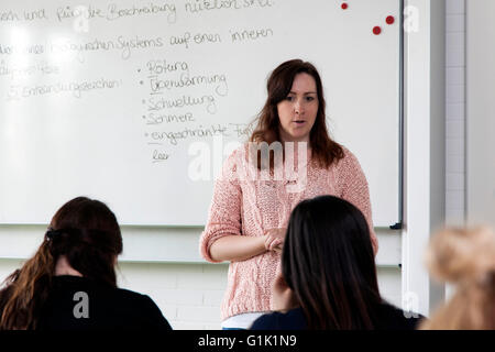 Studentinnen in einer Berufsschule während ihrer Ausbildung zur Kosmetikerin. Stockfoto