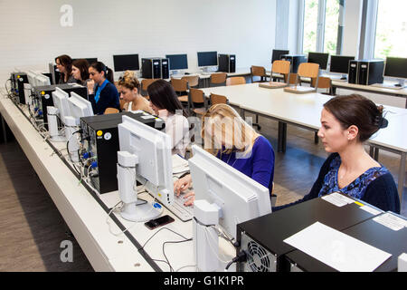 Studentinnen in einer Berufsschule während ihrer Ausbildung im Computerraum. Stockfoto