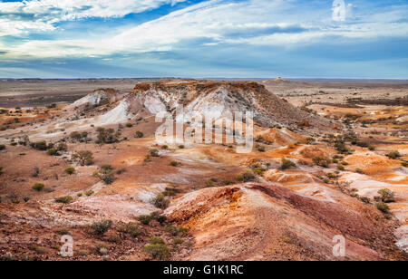 Die Ausreißer-Reserve in der Nähe von Coober Pedy, Südaustralien. Farbenprächtige Landschaft mit abgeflachten Tafelberge in steinigen Kauderwelsch Wüste Stockfoto