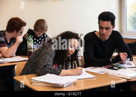 Schulklasse im Klassenzimmer Stockfoto