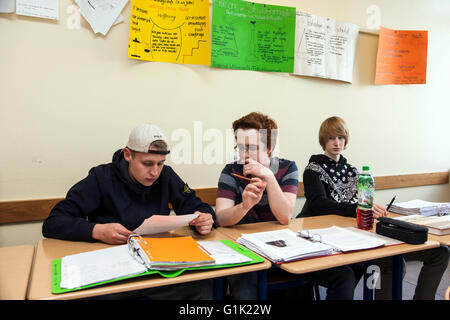 Schulklasse im Klassenzimmer Stockfoto