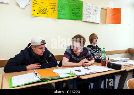 Schulklasse im Klassenzimmer Stockfoto