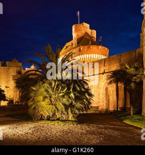 Das Schloss von Saint Malo gerendert, während der blaue Abendstunde. Stockfoto