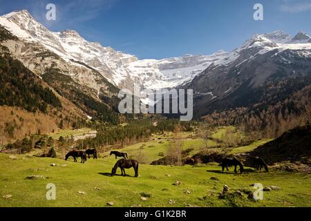 Ein Farbbild des Cirque de Gavarnie in den Midi-Pyrenäen Stockfoto