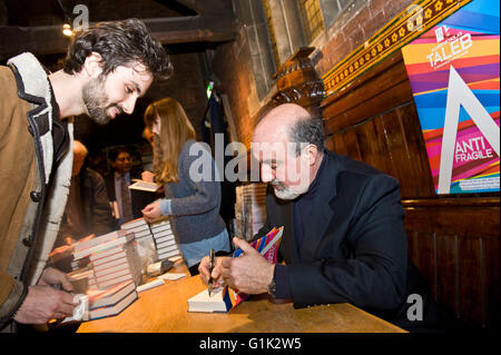 Nassim Nicholas Taleb spricht über seine meistverkaufte Buch und Konzept "Anti-zerbrechlich" bei 5 X15s bei Islingtons Union Chapel mit Stockfoto