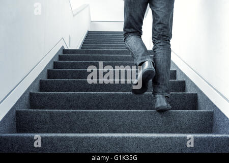 Mann zu Fuß nach oben auf der Treppe Stockfoto