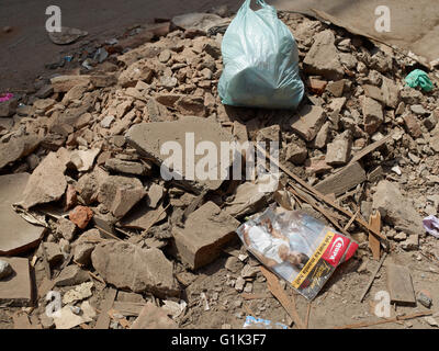 Bauschutt aus der Hand Abriss der Geschäfte im Bezirk Paharjani, Neu-Delhi vor 2010 Commonwealth Gamer Stockfoto