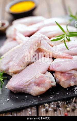 Rohe Hühnerflügel Stockfoto