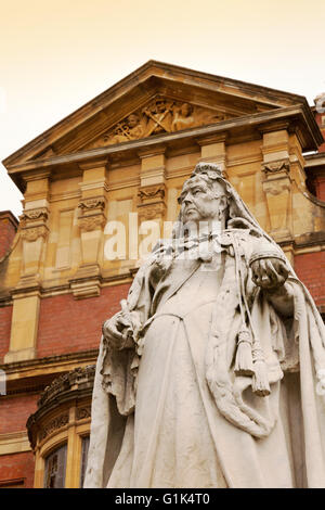 Statue der Königin Victoria aus dem Jahr 1902, außerhalb der Stadt Halle, die Parade, Royal Leamington Spa, Warwickshire UK Stockfoto