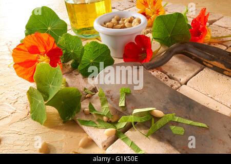 Nahaufnahme eines gemischten frischen roten und gelben Kapuzinerkresse Blüten & Blätter vorbereitet, Essen Stockfoto