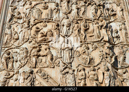 Relief Skulptur Panel mit Szenen aus der Bibel von Maitani, 14. Jahrhundert toskanischen gotische Kathedrale von Orvieto, Umbrien Italien Stockfoto