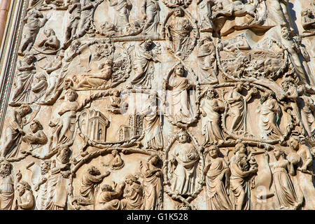 Relief Skulptur Panel mit Szenen aus der Bibel von Maitani, 14. Jahrhundert toskanischen gotische Kathedrale von Orvieto, Umbrien Italien Stockfoto