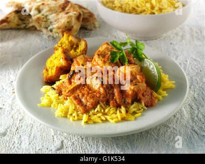 Butter Chicken asiatisches Curry mit Pilau Reis und eine Zwiebel bhaji Stockfoto