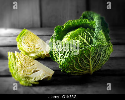 Frische ganze und geschnittene Curly Wirsing Blätter Stockfoto