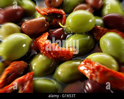 Frisch gemischt schwarz und grün & Kalamata Oliven Oliven in Öl mit Paprika Stockfoto