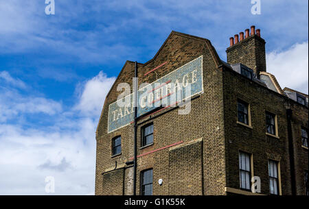 Nehmen Sie Mut Slogan der Mut Brauerei gemalt auf einem Gebäude in Southwark, London Stockfoto