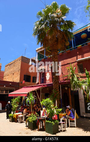 Leute sitzen auf der Terrasse eines Cafés in Marrakesch (Marrakech), Marokko Stockfoto