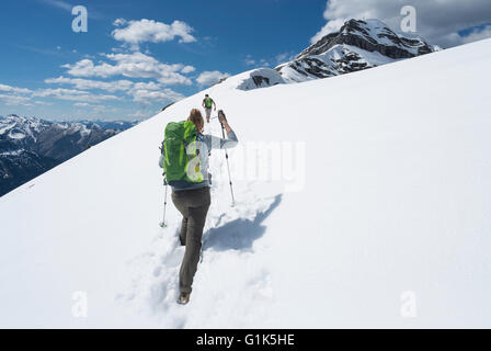 Zwei Bergsteiger Wanderung durch Schnee auf den Aufstieg auf den Gipfel des Mount Schafreiter im Karwendelgebirge, Tirol, Österreich Stockfoto