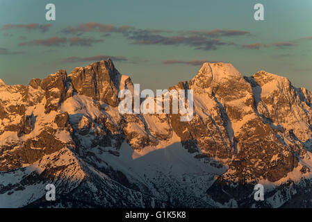 Schneebedeckten Mount östlichem Karwendelspitze und Mount Vogelkarspitze im Karwendelgebirge beleuchtet bei Sonnenaufgang, Tirol, Österreich Stockfoto