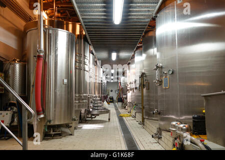 Edelstahl-Gärtanks für Cabernet Wein, Wein Weingut Château Carignan, Carignan de Bordeaux, Frankreich. Stockfoto