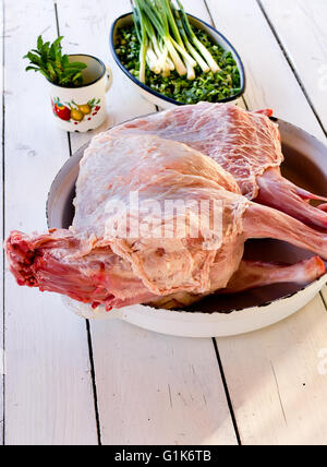 Vorbereitung der ganze rohe Opferlamm für Ostern im Tray mit Reis, Minze und Frühlingszwiebeln Stockfoto