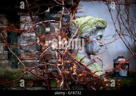 die Skulptur im Garten Stockfoto