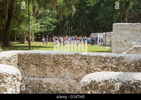 Jacksonville, Florida - Schulkinder besuchen die Reste der Slave Viertel auf Kingsley Plantation. Stockfoto