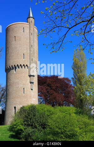 Wasserturm (1925) im mittelalterlichen Stil auf der Gentpoortvest in Brügge, Belgien Stockfoto