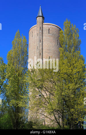 Wasserturm (1925) im mittelalterlichen Stil auf der Gentpoortvest in Brügge, Belgien Stockfoto