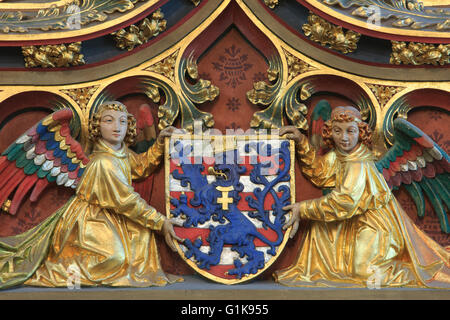 Zwei Engel halten das Wappen der Stadt Brügge im Inneren des Rathauses von Brügge, Belgien Stockfoto